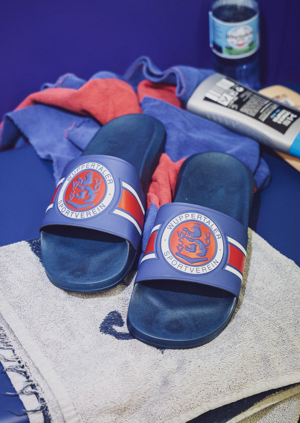 Sommer-Bundle mit blauen Badelatschen