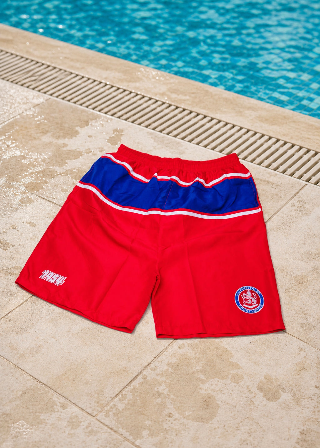 Sommer-Bundle mit blauen Badelatschen